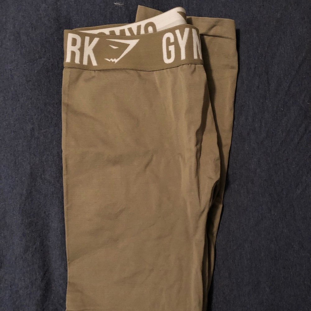 Gym shark leggings